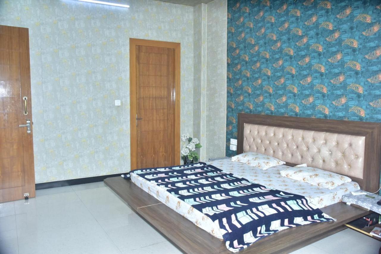 Shreshth Home Stay - Best Family Accommodation - 3Km From Har Ki Pauri, Haridwar, Uttarakhand ภายนอก รูปภาพ