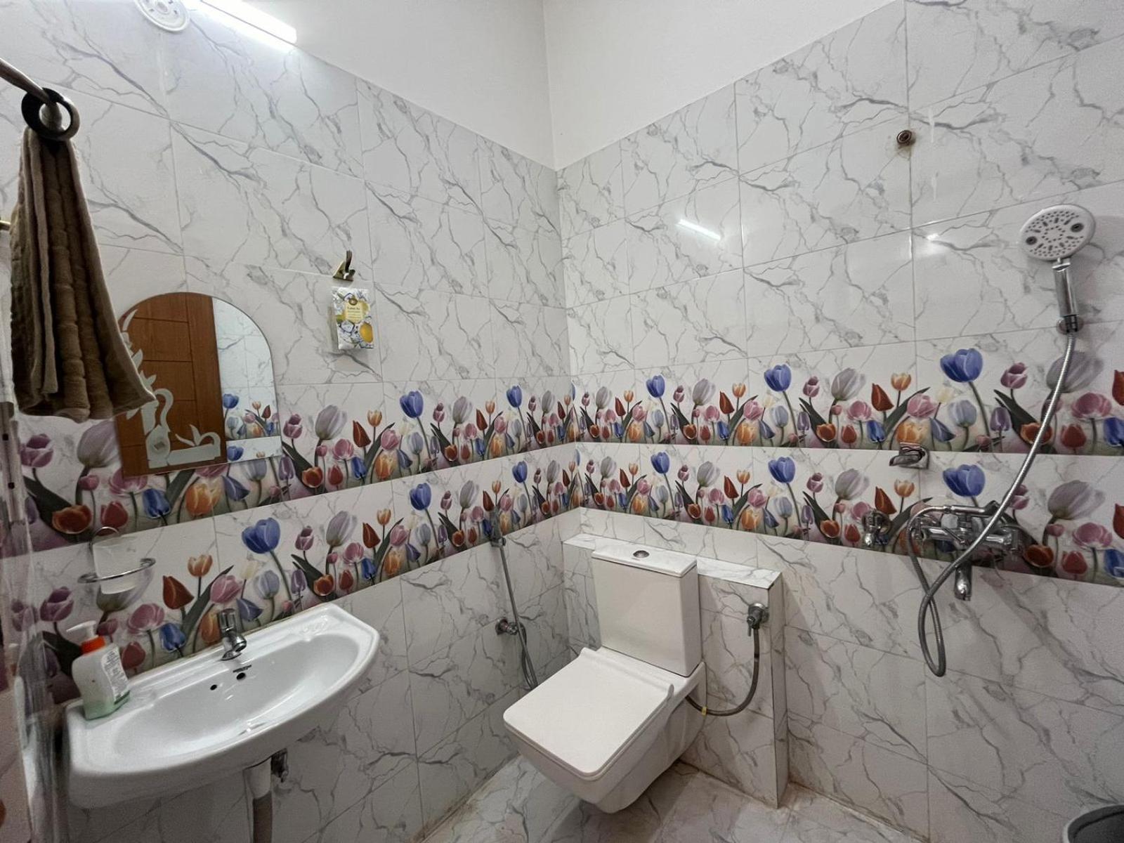 Shreshth Home Stay - Best Family Accommodation - 3Km From Har Ki Pauri, Haridwar, Uttarakhand ภายนอก รูปภาพ